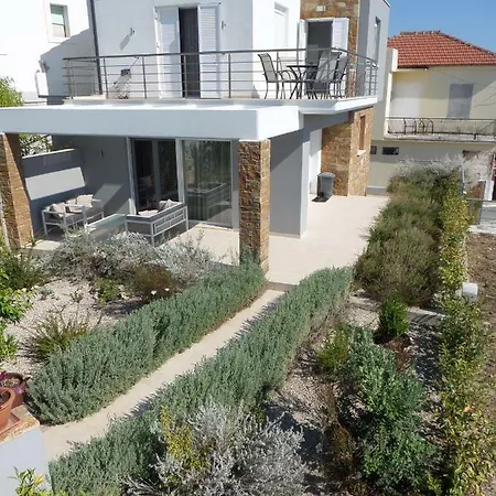 Nestor Villa Korifasion